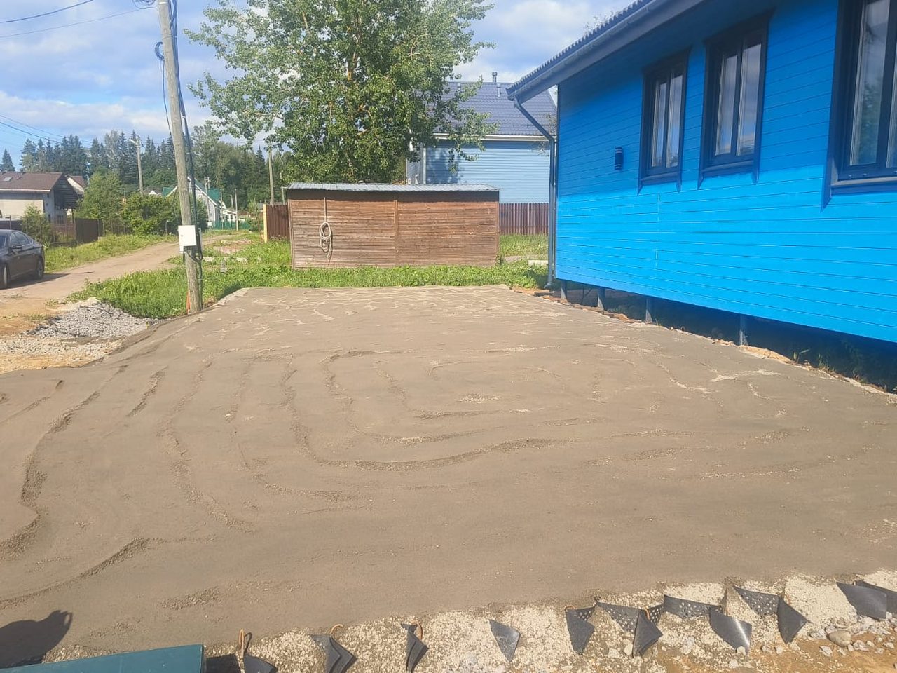 Уплотнённая ровная площадка у дома — основание под газон
